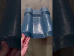 Exposição de telhas de telhado da resina sintética